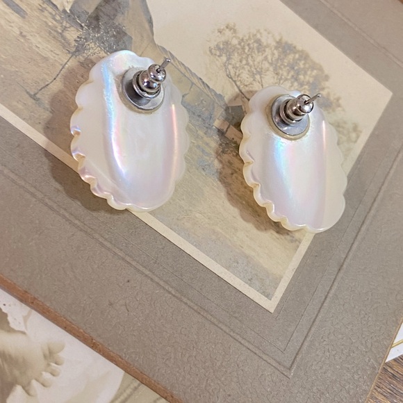 Vintage Mother of Pearl Scalloped Iridescent Shell Pierced Ear Earrings - Picture 14 of 16